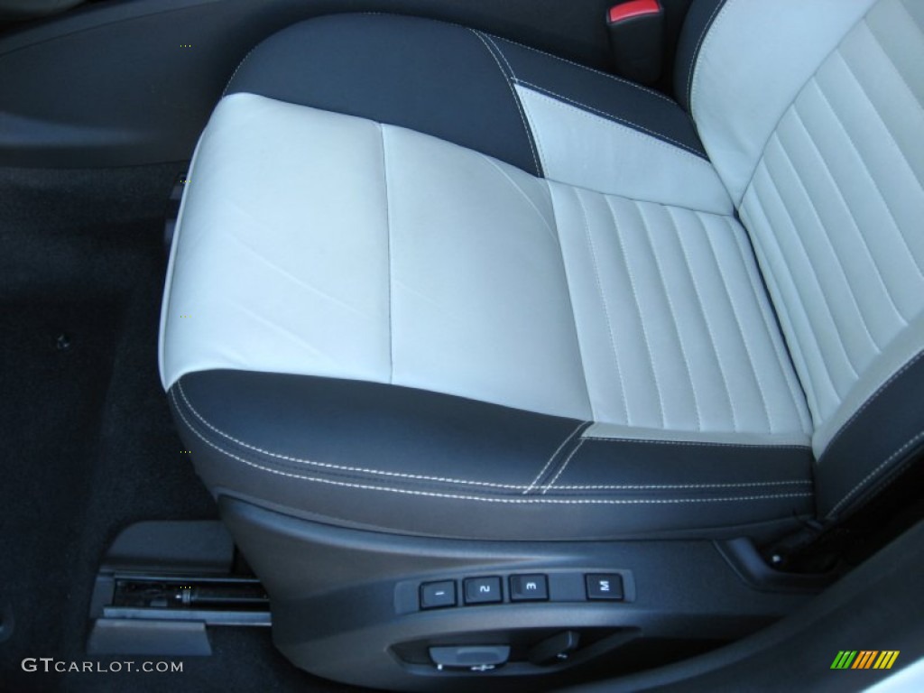 2011 V50 T5 R-Design - Ice White / R-Design Off Black/Cream photo #15