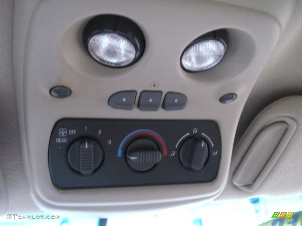 2002 Chevrolet Tahoe LS Controls Photo #57351888