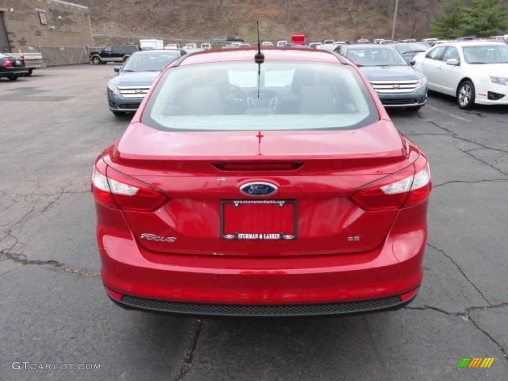 2012 Focus SE Sedan - Red Candy Metallic / Stone photo #3