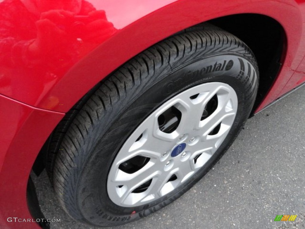 2012 Focus SE Sedan - Red Candy Metallic / Stone photo #7