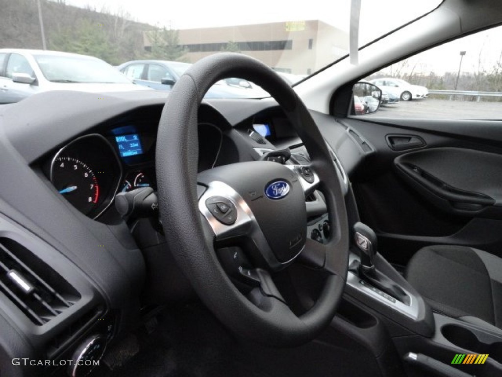 2012 Focus SE Sedan - Race Red / Charcoal Black photo #12