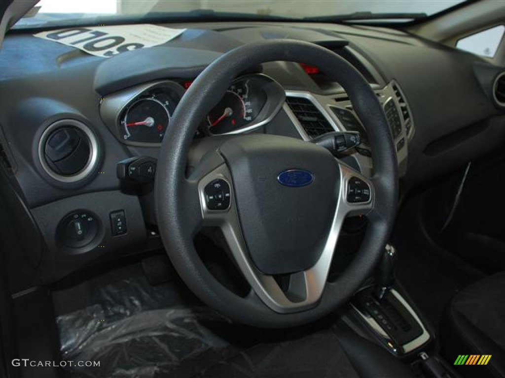 2011 Fiesta SE Hatchback - Ingot Silver Metallic / Charcoal Black/Blue Cloth photo #11