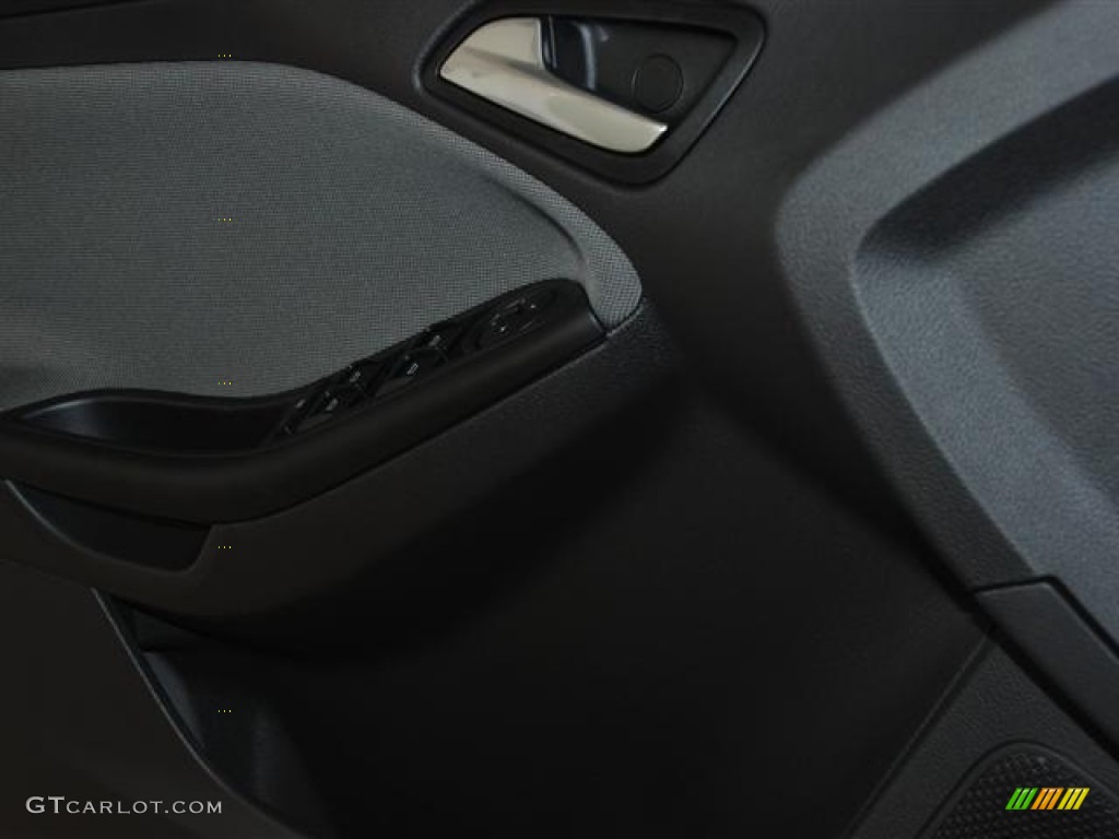 2012 Focus SE Sedan - Sterling Grey Metallic / Charcoal Black photo #16
