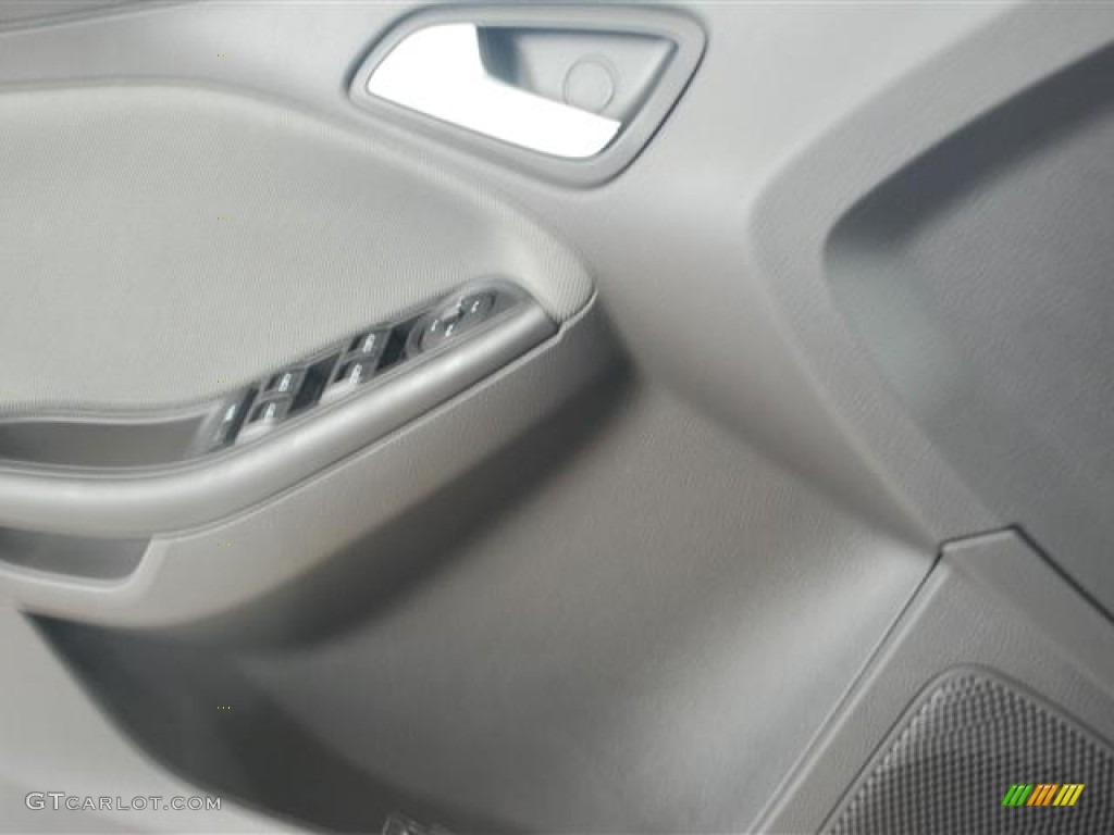 2012 Focus SE Sedan - Ingot Silver Metallic / Charcoal Black photo #17