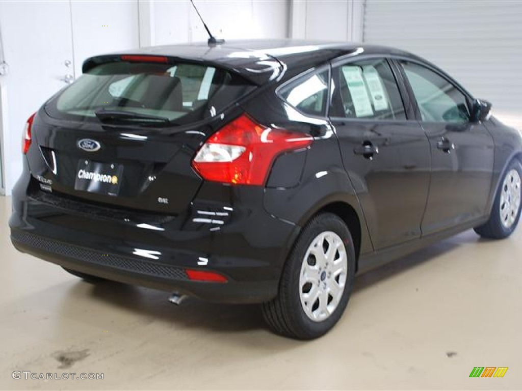 2012 Focus SE 5-Door - Black / Stone photo #4