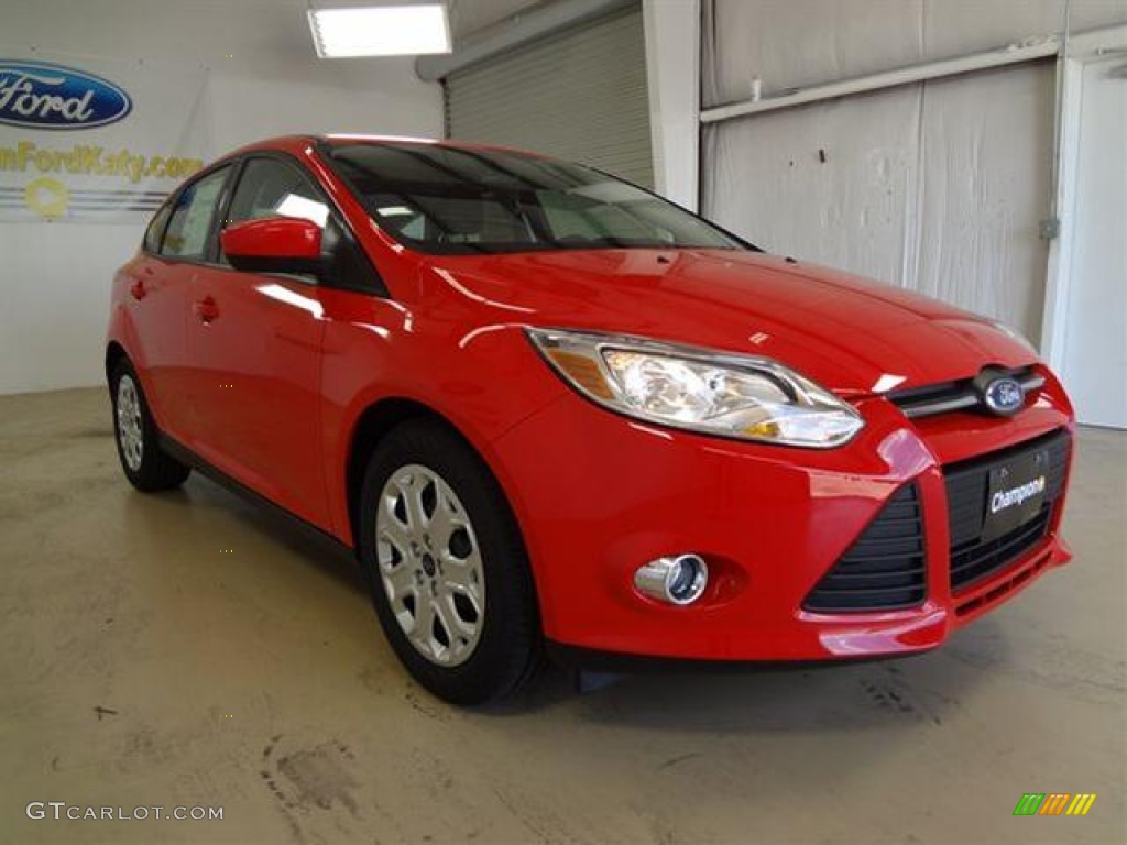 2012 Focus SE 5-Door - Race Red / Charcoal Black photo #4