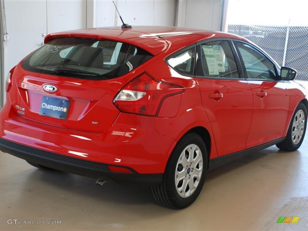 2012 Focus SE 5-Door - Race Red / Stone photo #4