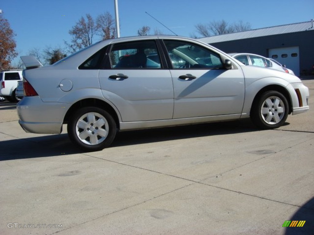 2006 Focus ZX4 SE Sedan - CD Silver Metallic / Dark Pebble/Light Pebble photo #3