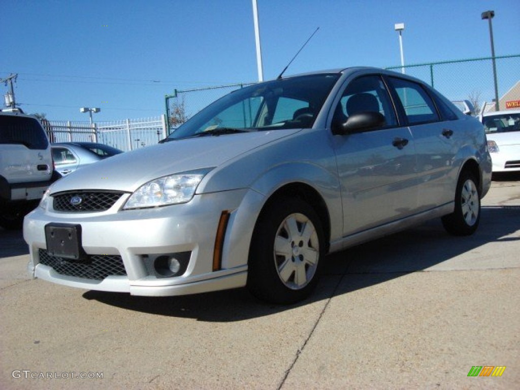 2006 Focus ZX4 SE Sedan - CD Silver Metallic / Dark Pebble/Light Pebble photo #5