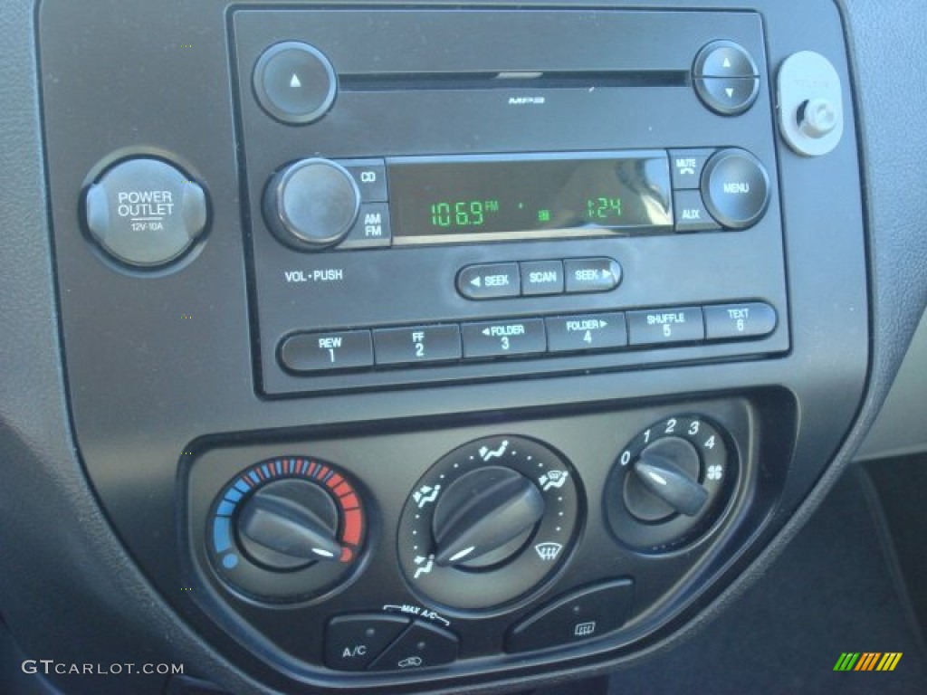 2006 Focus ZX4 SE Sedan - CD Silver Metallic / Dark Pebble/Light Pebble photo #11