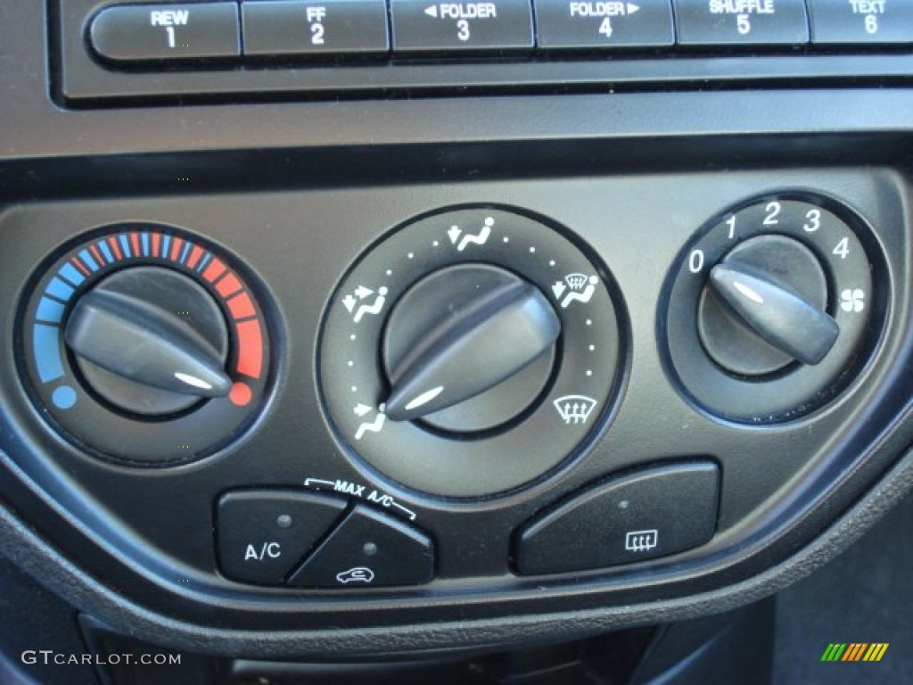 2006 Focus ZX4 SE Sedan - CD Silver Metallic / Dark Pebble/Light Pebble photo #12