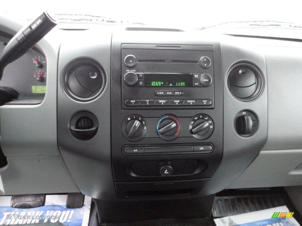 2005 F150 STX SuperCab - Silver Metallic / Medium Flint Grey photo #29