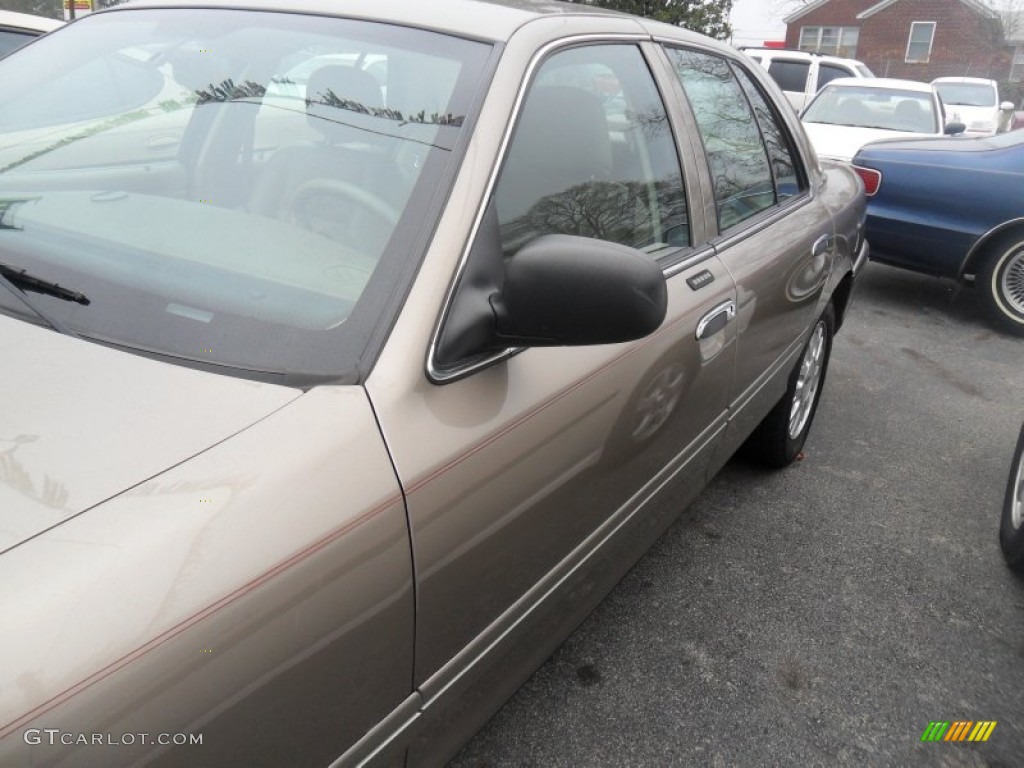 2005 Crown Victoria LX - Arizona Beige Metallic / Medium Parchment photo #4