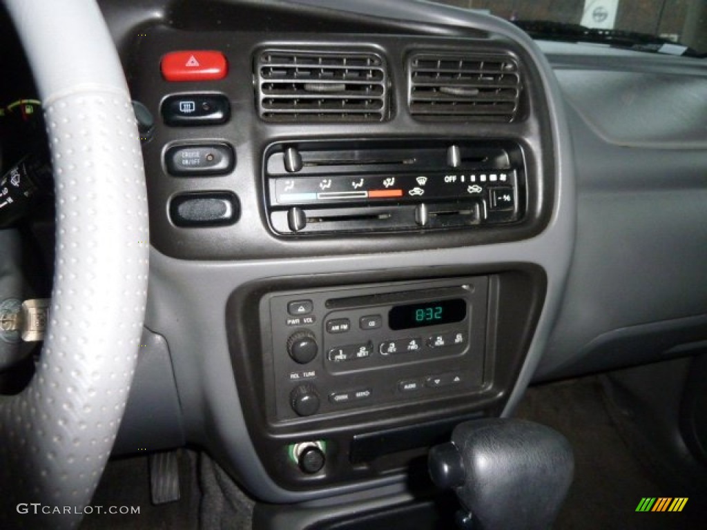 2002 Chevrolet Tracker 4WD Hard Top Controls Photo #57501951