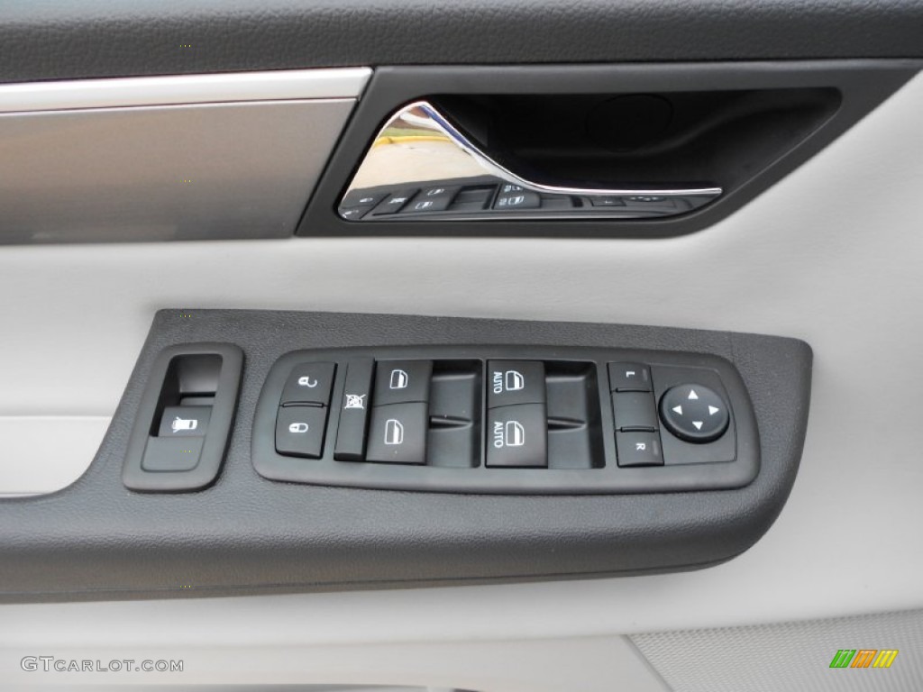 2012 Volkswagen Routan SE Controls Photo #57503590