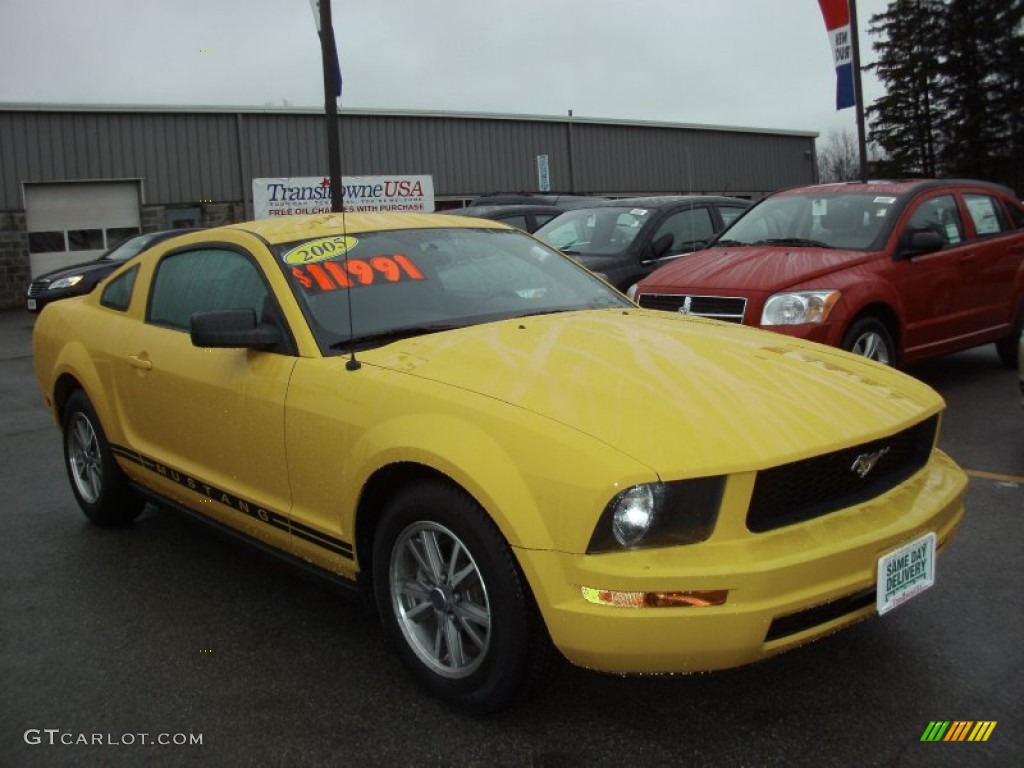 2005 Mustang V6 Deluxe Coupe - Screaming Yellow / Dark Charcoal photo #17
