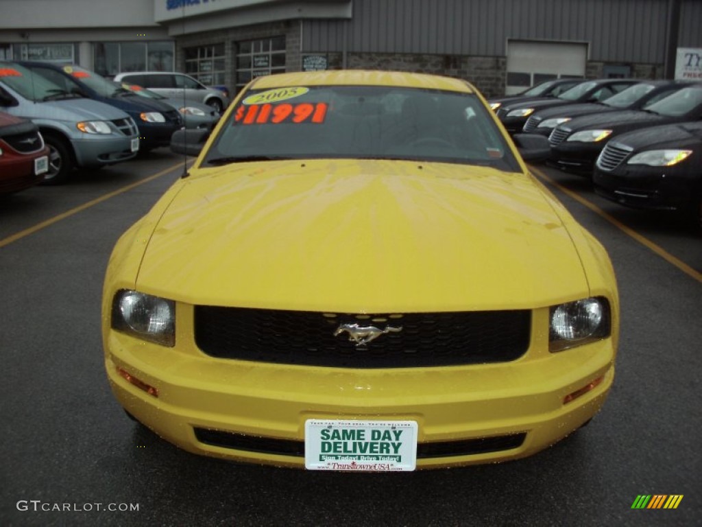 2005 Mustang V6 Deluxe Coupe - Screaming Yellow / Dark Charcoal photo #18