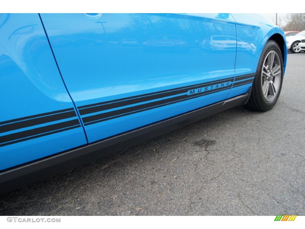 2010 Mustang V6 Premium Convertible - Grabber Blue / Stone photo #17