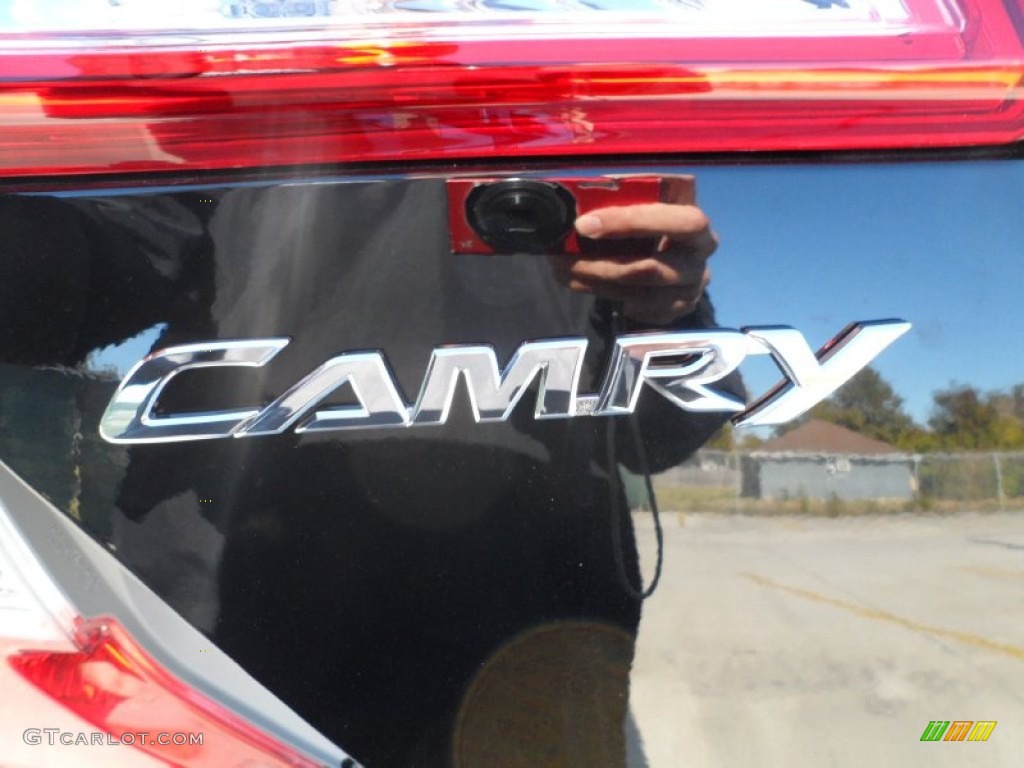 2012 Toyota Camry L Marks and Logos Photos
