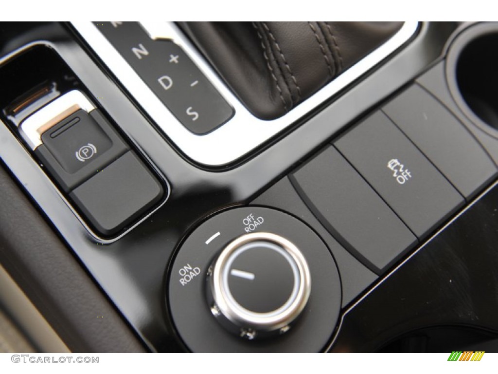 2012 Volkswagen Touareg VR6 FSI Sport 4XMotion Controls Photo #57552649