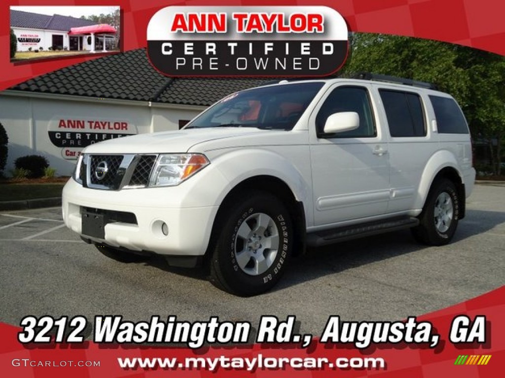 Avalanche White Nissan Pathfinder