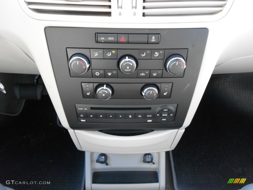 2012 Volkswagen Routan SE Controls Photo #57572608
