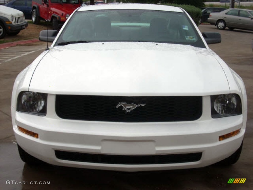 2005 Mustang V6 Deluxe Coupe - Performance White / Light Graphite photo #2