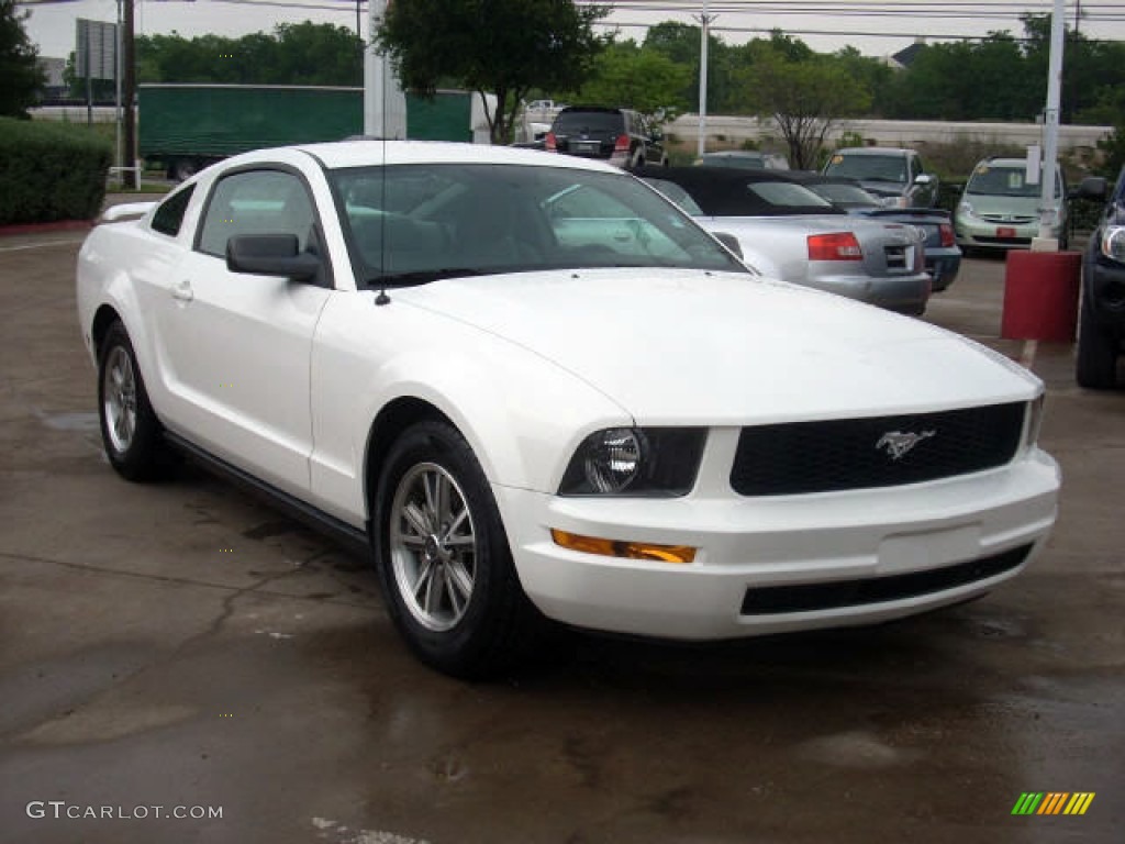 2005 Mustang V6 Deluxe Coupe - Performance White / Light Graphite photo #3