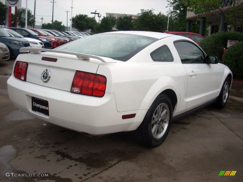 2005 Mustang V6 Deluxe Coupe - Performance White / Light Graphite photo #6