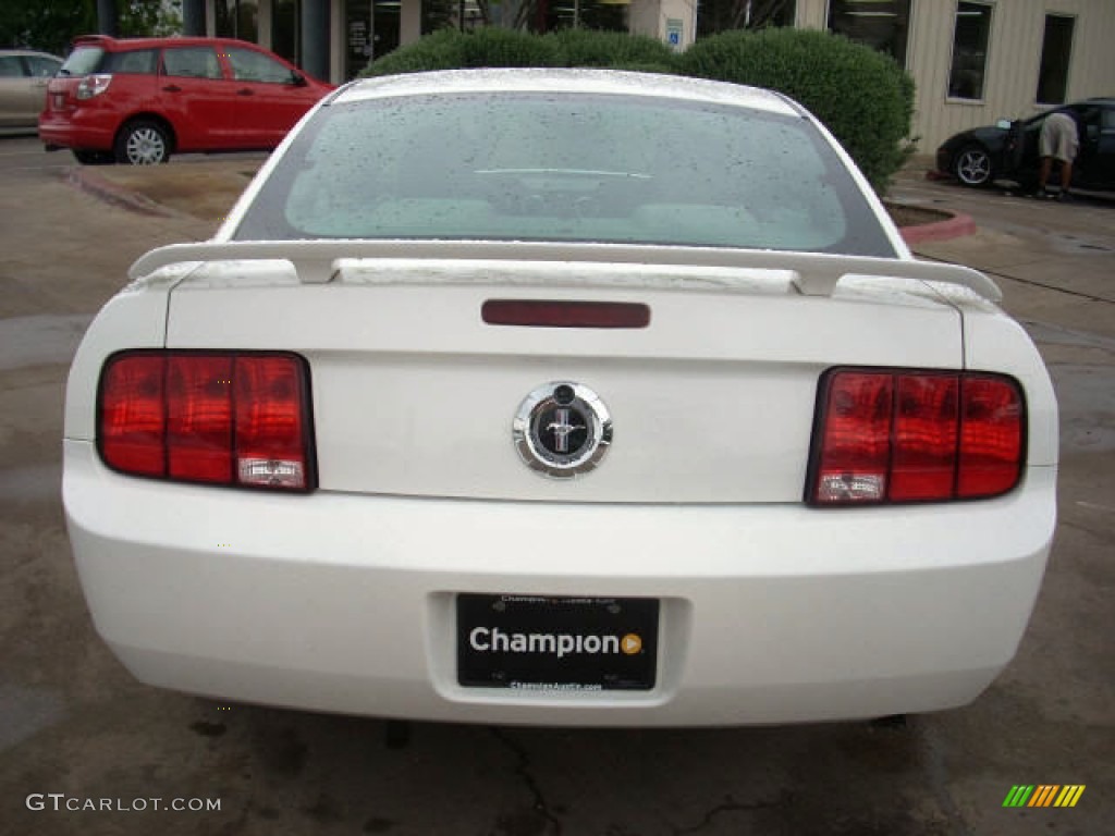 2005 Mustang V6 Deluxe Coupe - Performance White / Light Graphite photo #7