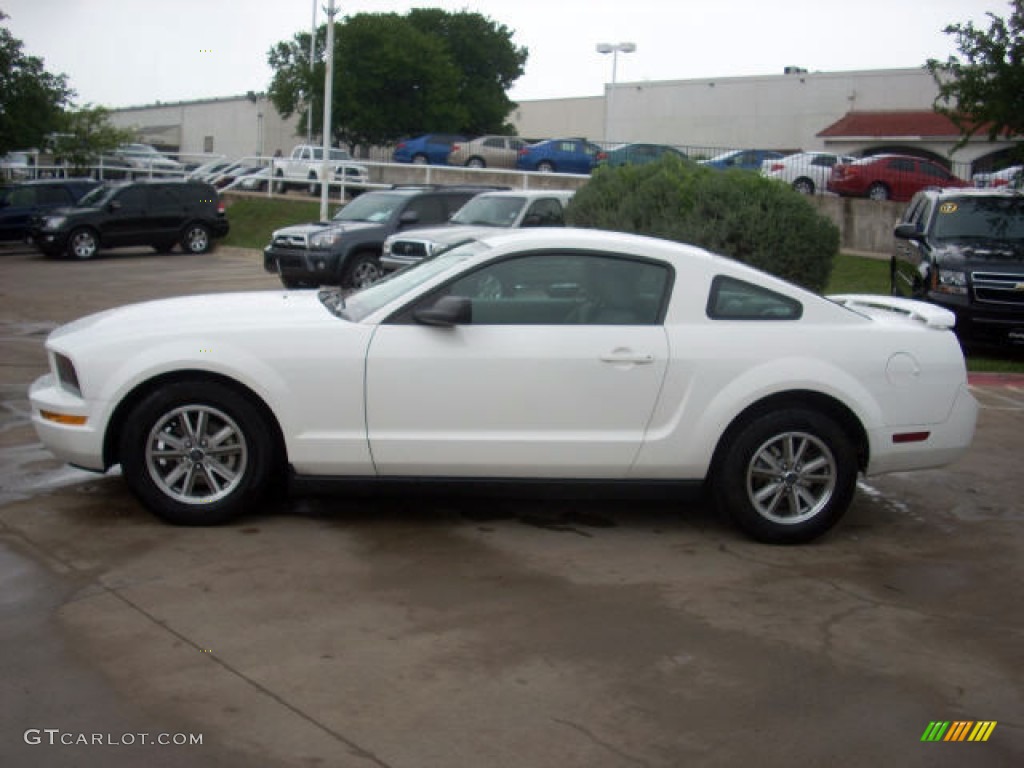 2005 Mustang V6 Deluxe Coupe - Performance White / Light Graphite photo #9