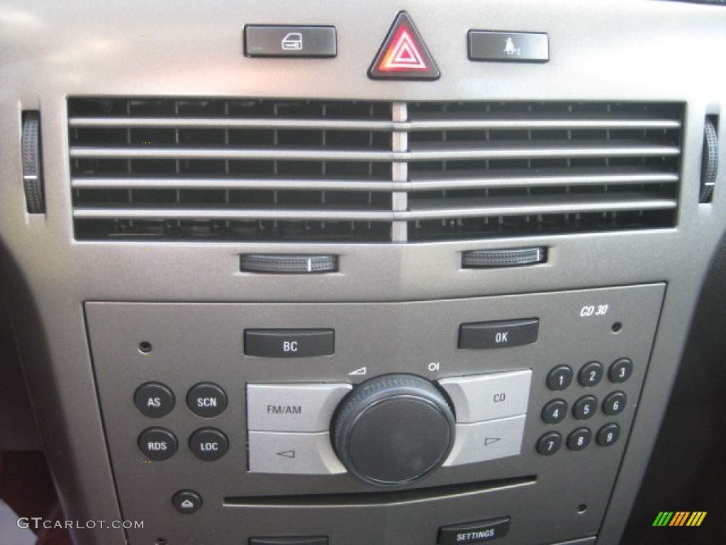 2008 Astra XE Sedan - Arctic White / Charcoal photo #26