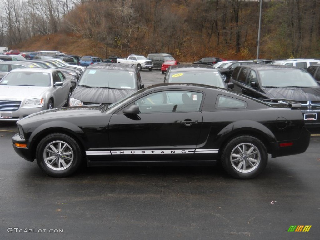 2005 Mustang V6 Deluxe Coupe - Black / Dark Charcoal photo #14