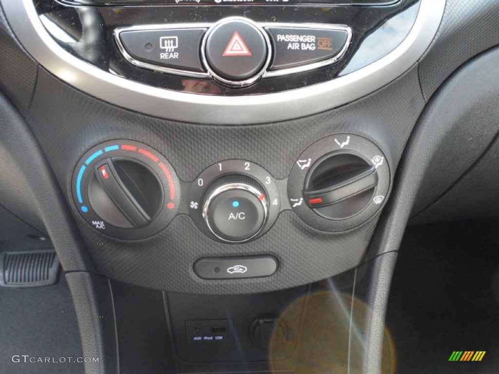 2012 Hyundai Accent SE 5 Door Controls Photo #57613321
