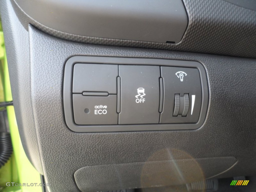 2012 Hyundai Accent SE 5 Door Controls Photo #57613360