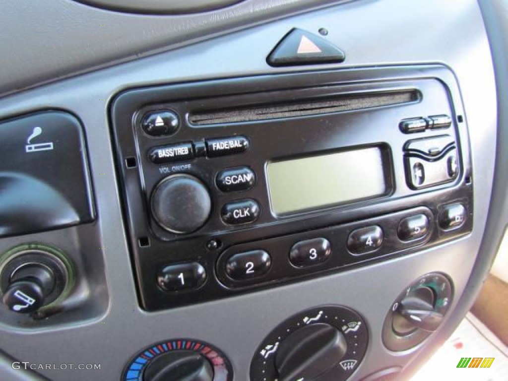2000 Ford Focus ZX3 Coupe Audio System Photos