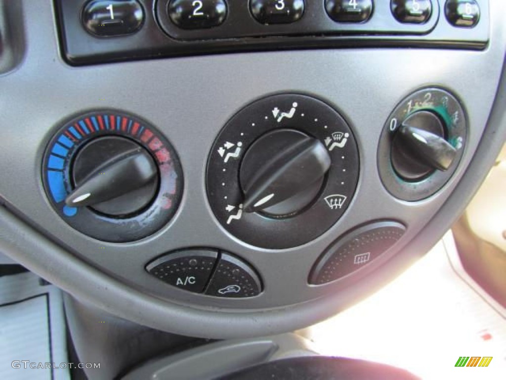 2000 Ford Focus ZX3 Coupe Controls Photos