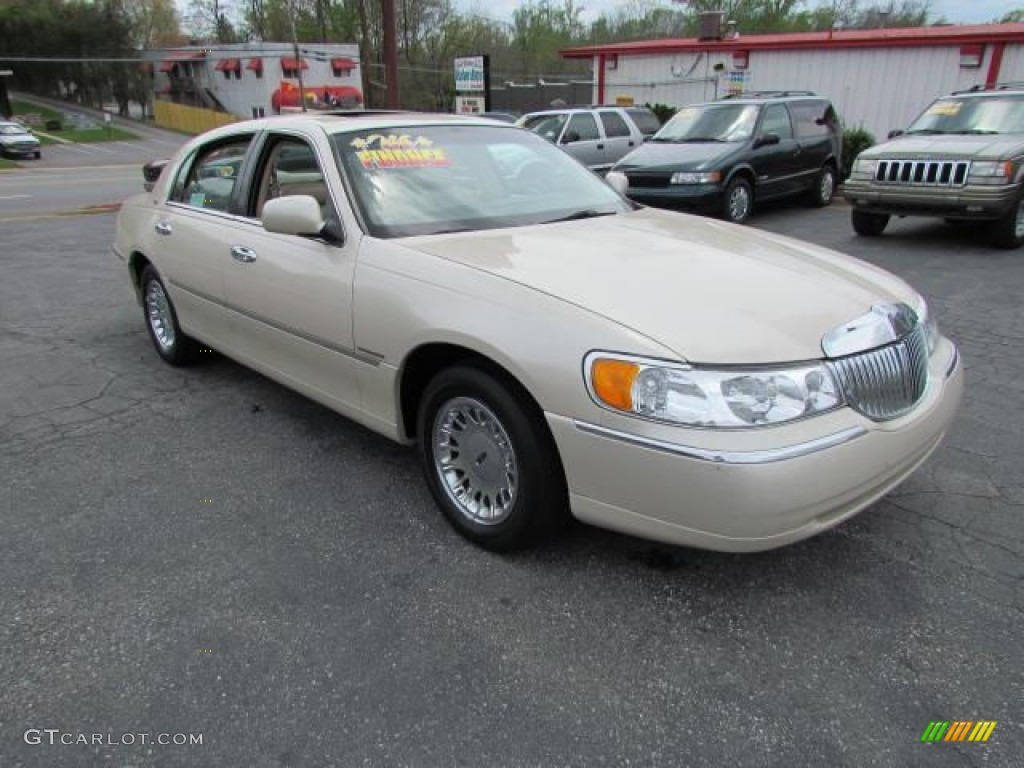 1999 Town Car Cartier - Ivory Parchment Pearl Tri-Coat / Light Parchment photo #1