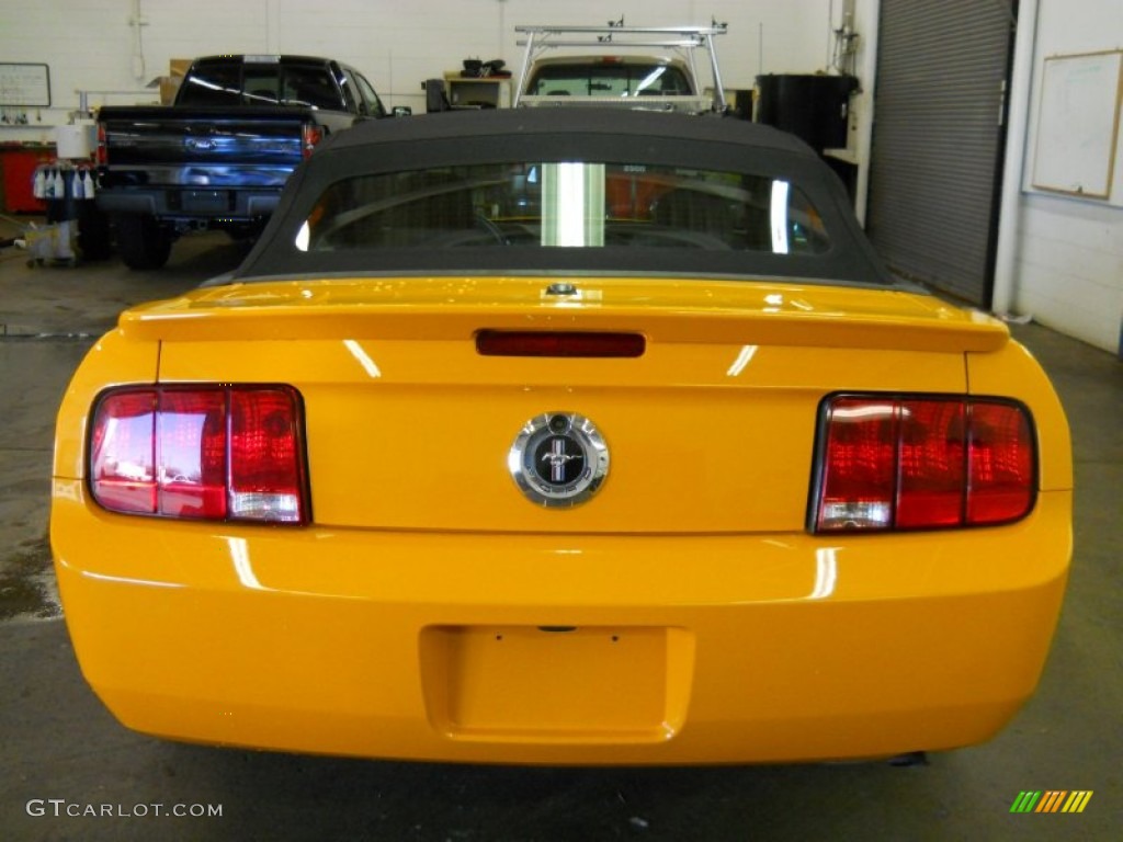 2007 Mustang V6 Deluxe Convertible - Grabber Orange / Dark Charcoal photo #16