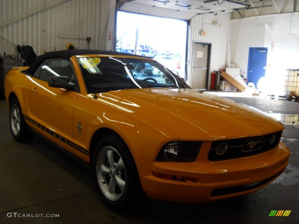 2007 Mustang V6 Deluxe Convertible - Grabber Orange / Dark Charcoal photo #18