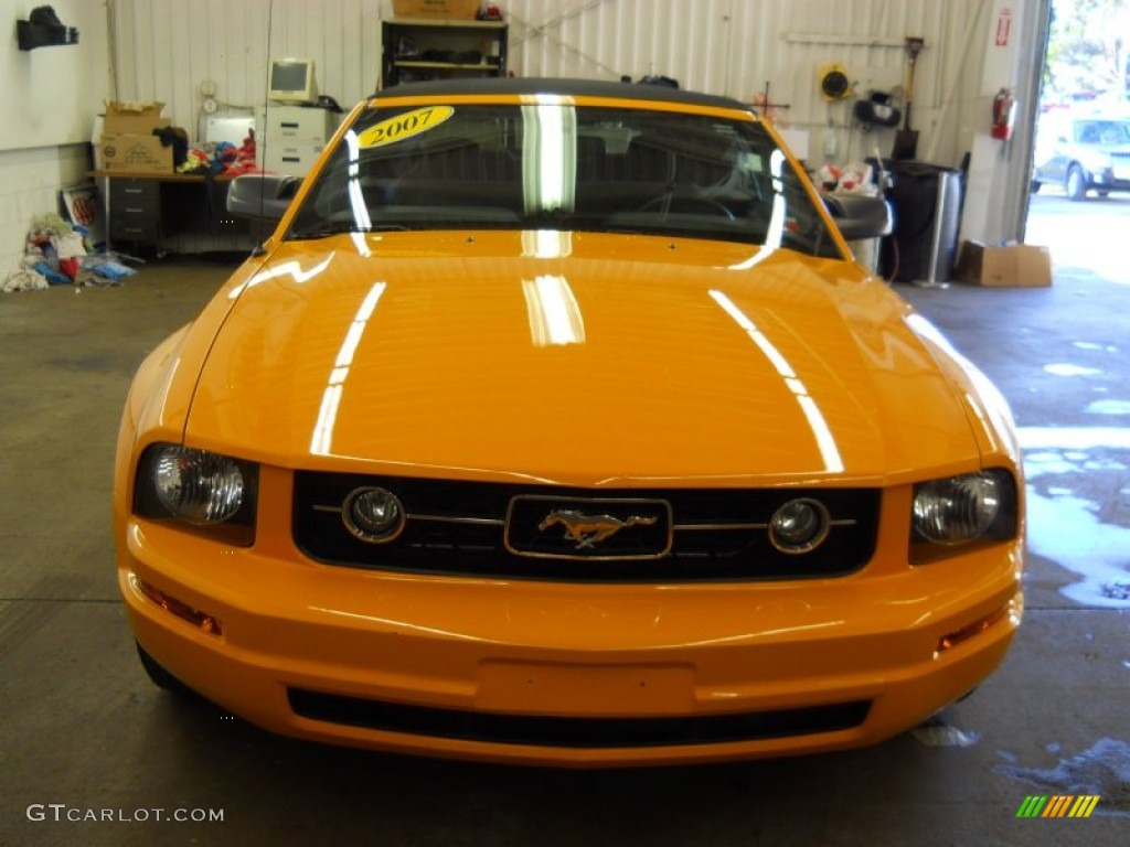 2007 Mustang V6 Deluxe Convertible - Grabber Orange / Dark Charcoal photo #19