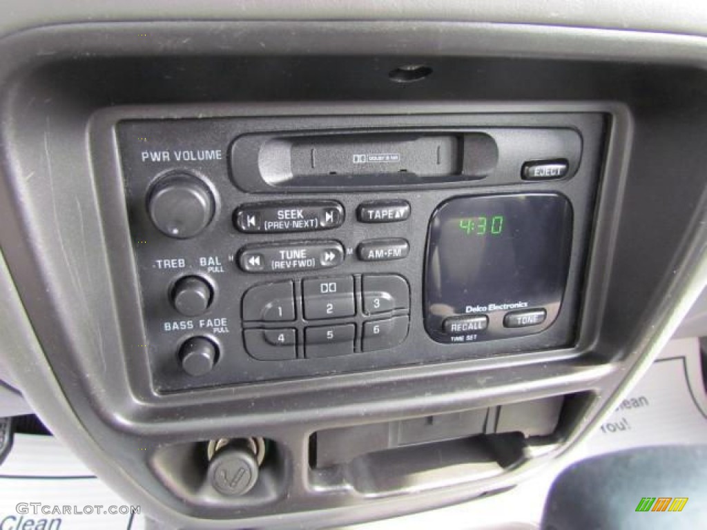 1999 Chevrolet Tracker 4x4 Audio System Photos
