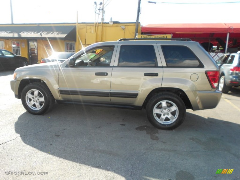 2006 Grand Cherokee Laredo - Light Khaki Metallic / Khaki photo #4