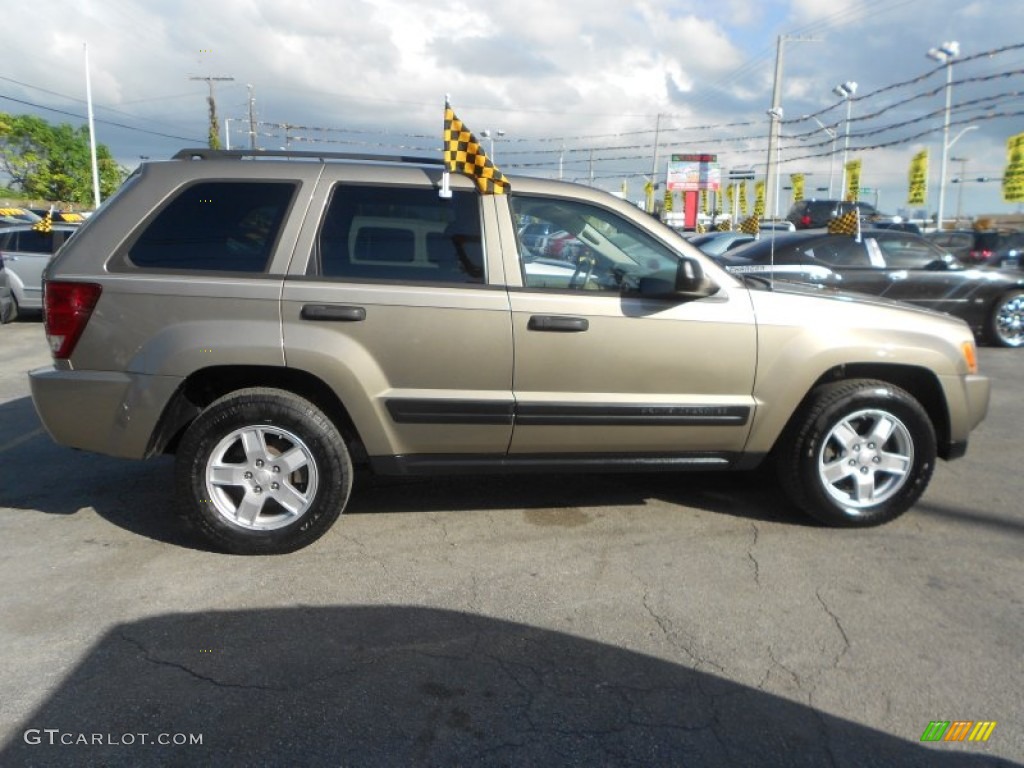 2006 Grand Cherokee Laredo - Light Khaki Metallic / Khaki photo #10