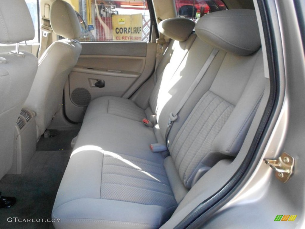 2006 Grand Cherokee Laredo - Light Khaki Metallic / Khaki photo #11