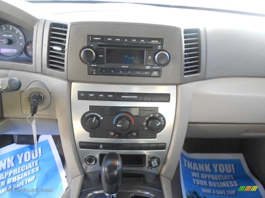 2006 Grand Cherokee Laredo - Light Khaki Metallic / Khaki photo #17