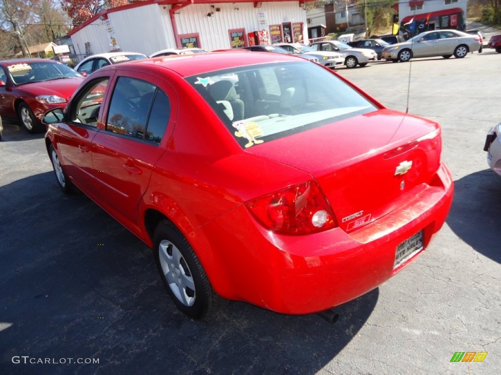 2005 Cobalt Sedan - Victory Red / Gray photo #7