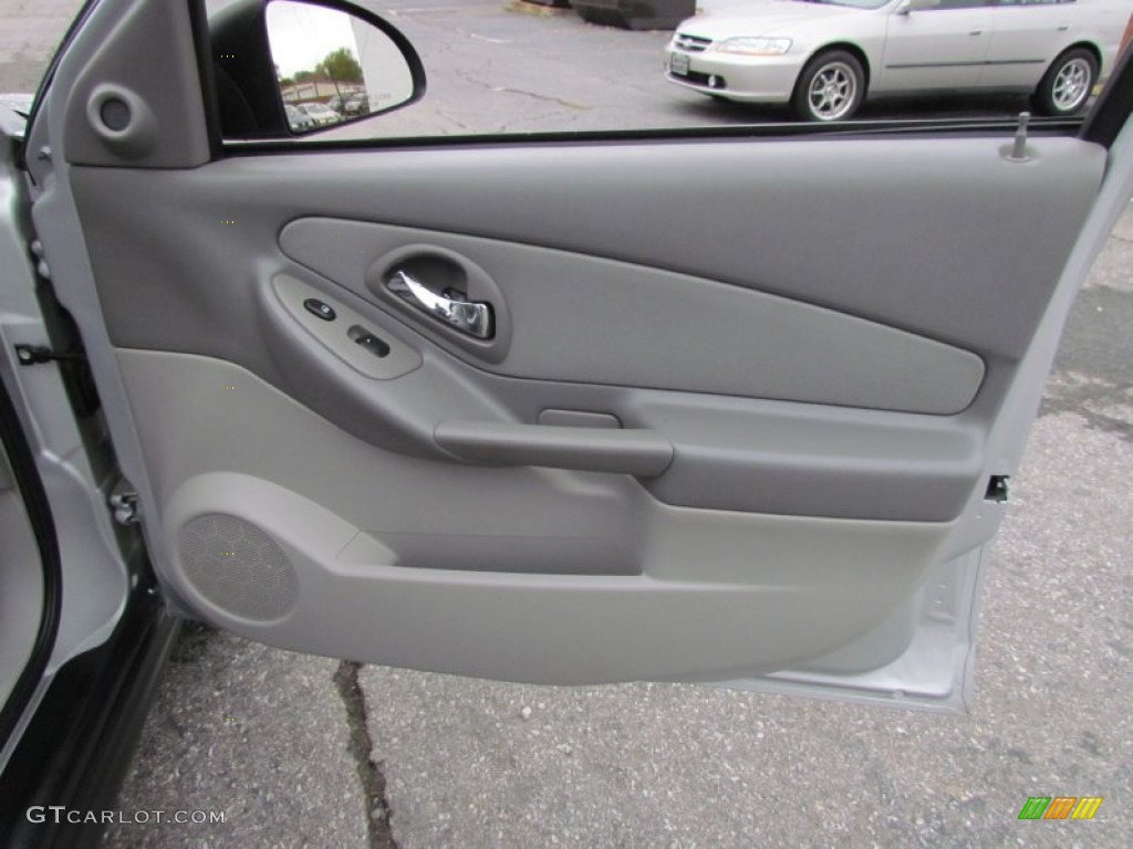 2004 Chevrolet Malibu Maxx LS Wagon Gray Door Panel Photo #57629302