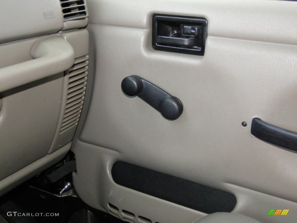 2004 Wrangler Sahara 4x4 - Black / Khaki photo #25