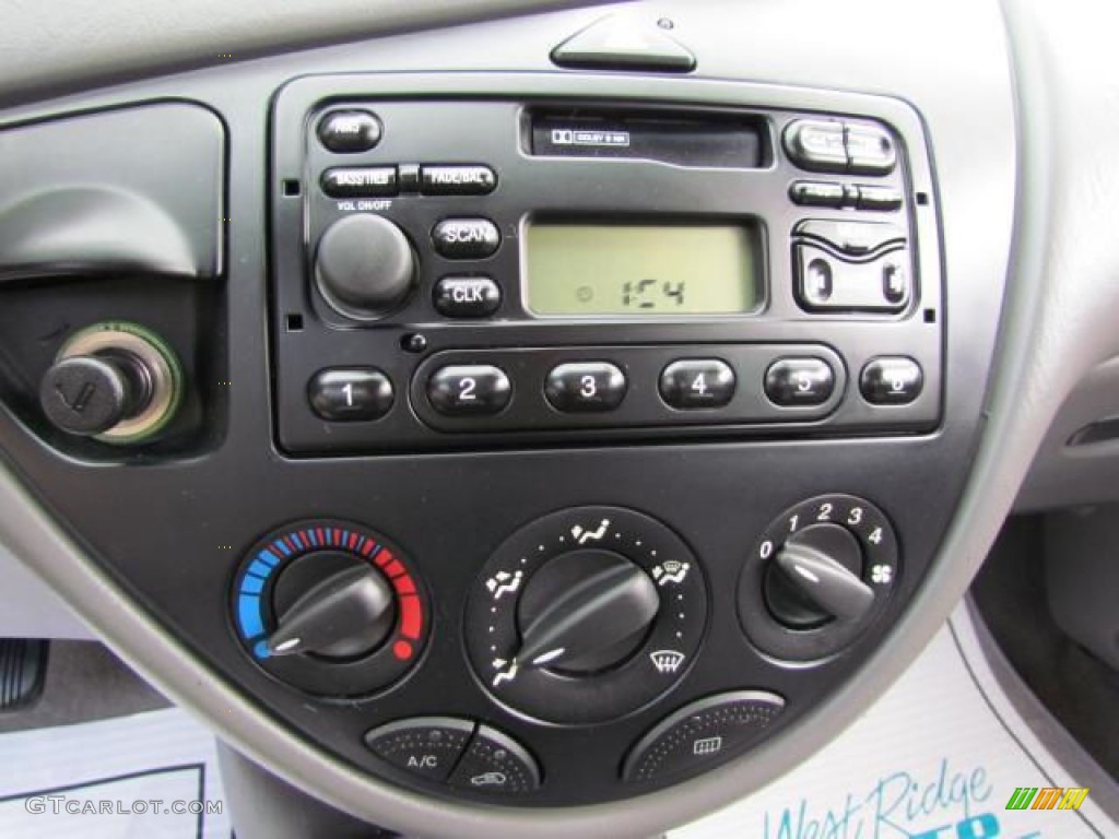 2001 Ford Focus LX Sedan Controls Photo #57632668
